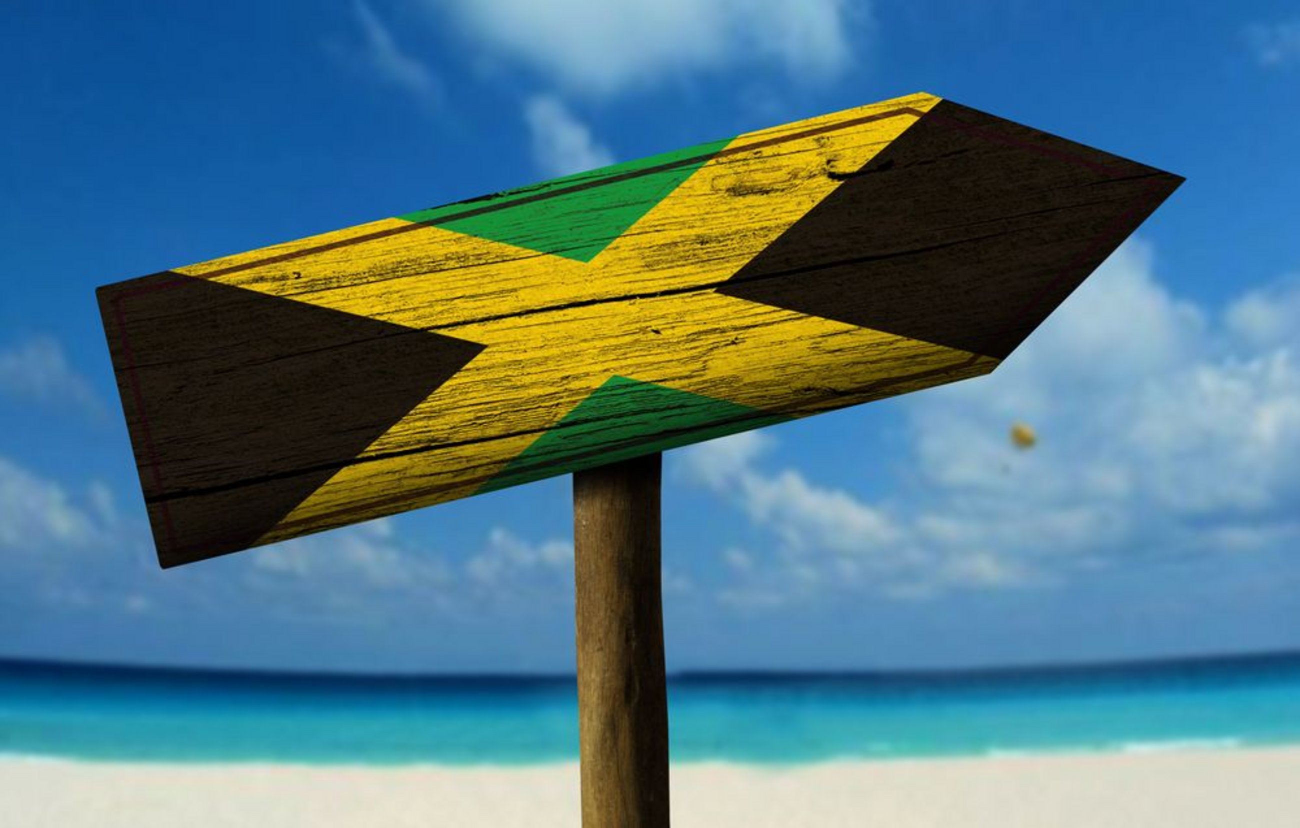 Jamaica flag wooden sign with a beach on background Prima Klima für „Jamaika“?