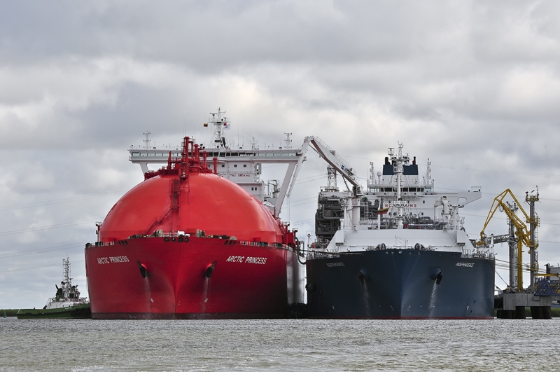 Liquefied natural gas and gas storage (Communication)